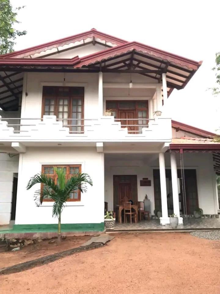 The European Gate - Anuradhapura Villa Exterior photo